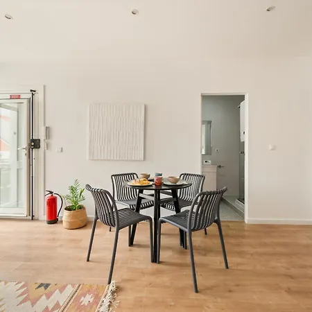 Bmyguest - River View Terrace Apartment